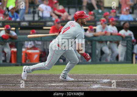 Bradenton, FL: Philadelphia Phillies erster Baseman Otto Kemp (4) verdoppelt sich im vierten Inning während eines Spring Training Spiels am Freitag, den 6. März 2026 im Lecom Park. Die Phillies schlugen die Piraten mit 14:10. (Christopher Hall/Image of Sport) Stockfoto
