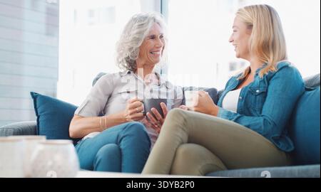 Gespräch, Kaffee und Frau mit einer älteren Mutter auf dem Sofa zu Hause, um Rat, Bindung und Pflege zu erhalten. Glückliche, entspannte und weibliche Person mit älterer Mutter Stockfoto