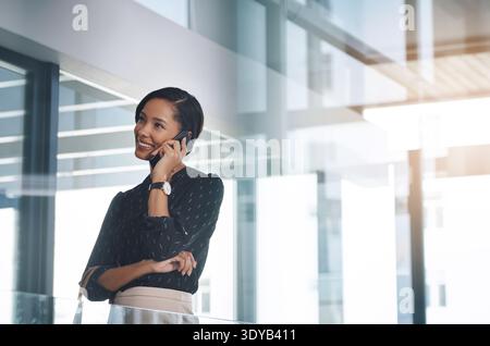Glückliche Frau, Geschäftsleute und Denker mit Telefonanruf für Kommunikation, Diskussion oder Chat im Büro. Nachdenklich, weibliche Person oder Beraterin, die spricht Stockfoto