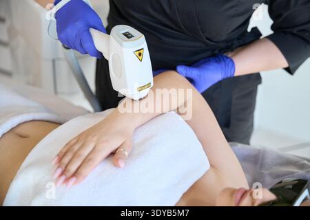 Schöne Frau, Laser-Haarentfernung bei Beauty-salon Stockfoto