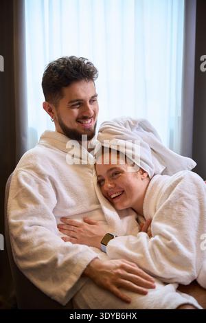 Glückliches Paar, das tagsüber im Hotelzimmer relaxt Stockfoto