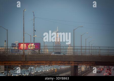 In der Abenddämmerung erhebt sich der Willis Tower im Hintergrund hinter einer Überführung und Straßenlaternen Stockfoto