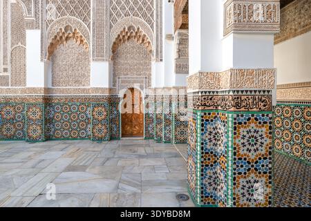 Komplexe maurische Architektur von Ben Youssef Madrasa in Marrakesch, Marokko Stockfoto