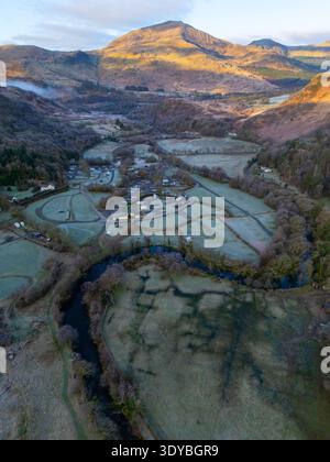 Snowdonia-Nationalpark (Eryri), Nordwales. Wetter in Großbritannien: 7. März 2026. Ein kalter, frostiger Sonnenaufgang über der markanten Landschaft über Beddgelert in Nordwales, Großbritannien ©DGDImages/Alamy Live News Stockfoto