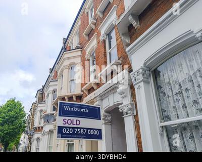 Viktorianisches Haus mit verkauftem Schild. London, Großbritannien, 15. April 2024 Stockfoto