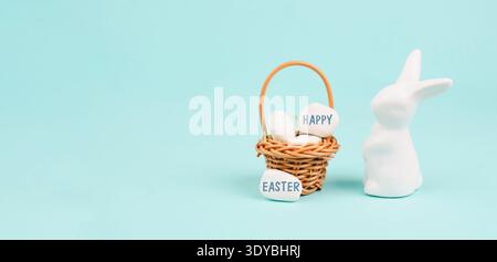 Ostern Frühlingsferien, Hase oder Hase mit Korb mit frohen osterwünschen, Grußkarte, Frühlingszeit Stockfoto