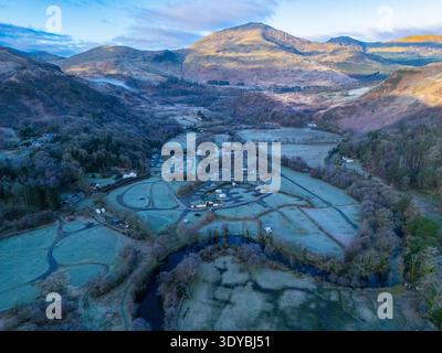 Snowdonia-Nationalpark (Eryri), Nordwales. Wetter in Großbritannien: 7. März 2026. Ein kalter, frostiger Sonnenaufgang über der markanten Landschaft über Beddgelert in Nordwales, Großbritannien ©DGDImages/Alamy Live News Stockfoto