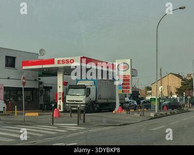 ESSO-Tankstelle mit Kraftstoffpreisschild und Lkw zwischen Stains und Garges-lès-Gonesse in der Nähe von Paris Frankreich Stockfoto