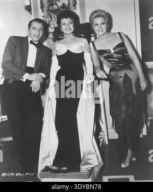 FRANK SINATRA, RITA HAYWORTH und KIM NOVAK am Set von PAL JOEY 1957 Regisseur GEORGE SIDNEY Book JOHN O'HARA Musik und Texte von RICHARD ROGERS und LORENZ hart Kostümdesign JEAN LOUIS Essex Productions / George Sidney Productions / Columbia Pictures Stockfoto