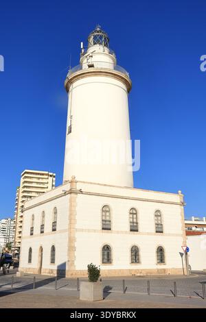 Blick auf La Farola de Malaga in Malaga. Der Leuchtturm ist ein ikonischer Leuchtturm aus dem 19. Jahrhundert, der sich am Eingang zum Hafen von Malaga befindet. Stockfoto