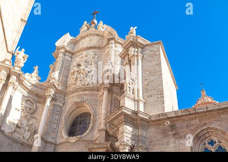 Kunstvolle Barockfassade der Kathedrale von Valencia in Spanien, bekannt als Puerta de los Hierros (Tür der Eisenköpfe). Komplizierte Steinschnitzereien und Skulpturen Stockfoto