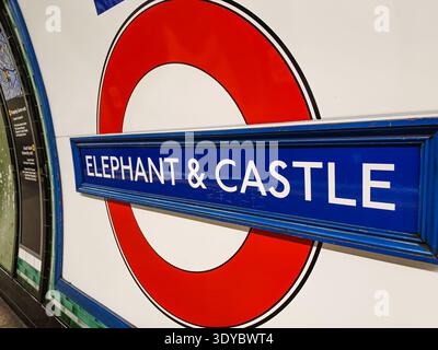 Elefant and Castle U-Bahnstation Schild und Rundgang. London, Großbritannien, 15. April 2024 Stockfoto