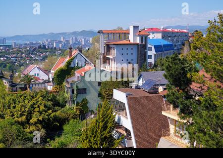 Der Blick von der Aussichtsplattform im oberen Teil des Arboretum Parks auf die Hotels und Wohngebäude rund um die Deputaskaya Straße von Sochi. Region Krasnodar. Russland. Region Krasnodar. Russland Stockfoto