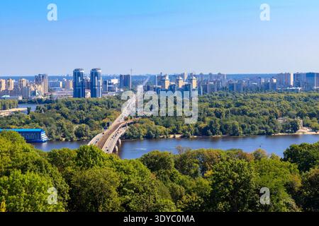 Luftaufnahme der U-Bahn-Brücke und des Flusses Dnieper in Kiew, Ukraine. Kiew Stadtbild Stockfoto