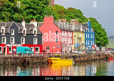 Tobermory mit farbenfrohen Häusern am Meer auf der Isle of Mull Stockfoto