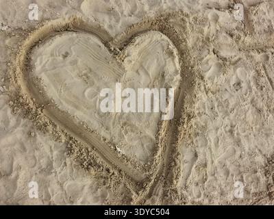 Herz gezeichnet in Sand am Strand Stockfoto