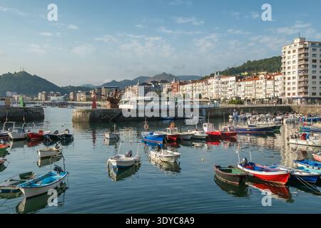 Fischerboote im Hafen von Castro Urdiales Cantabria Spanien Stockfoto