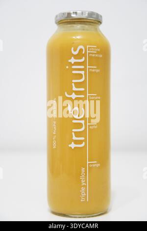 True Fruits Smoothie, gekauft bei Edeka, dreifach gelb, 100% Früchte, Zitrone, Passionsfrucht, Mango, Banane, Apfel, Orange, gemischt, in Glasflasche, Fructose Stockfoto
