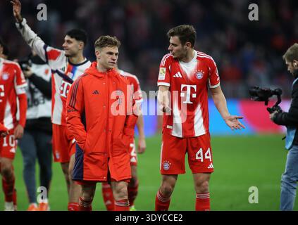 Fußball, Männer, Bundesliga, Saison 2025/2026, FC Bayern München - Borussia Mönchengladbach, Allianz Arena Joshua Kimmich (FC Bayern München) (links) mit Josip Stanisic (FC Bayern München) (rechts) im Gespräch nach dem Spiel DFB, Stockfoto