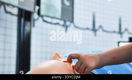Studierende im Gesundheitswesen lernen HLW und klinische Verfahren mit einer medizinischen Simulationspuppe Stockfoto