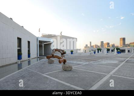Skulpturen, ausgestellt vor dem Nationalmuseum in Manama, Bahrain. Stockfoto