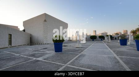 Skulpturen, ausgestellt vor dem Nationalmuseum in Manama, Bahrain. Stockfoto