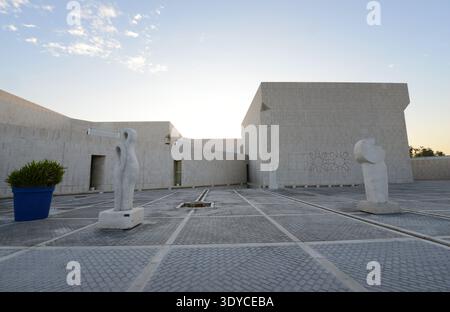 Skulpturen, ausgestellt vor dem Nationalmuseum in Manama, Bahrain. Stockfoto