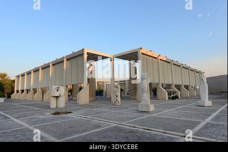 Skulpturen, ausgestellt vor dem Nationalmuseum in Manama, Bahrain. Stockfoto