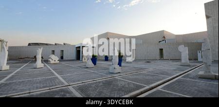 Skulpturen, ausgestellt vor dem Nationalmuseum in Manama, Bahrain. Stockfoto