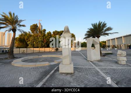 Skulpturen, ausgestellt vor dem Nationalmuseum in Manama, Bahrain. Stockfoto