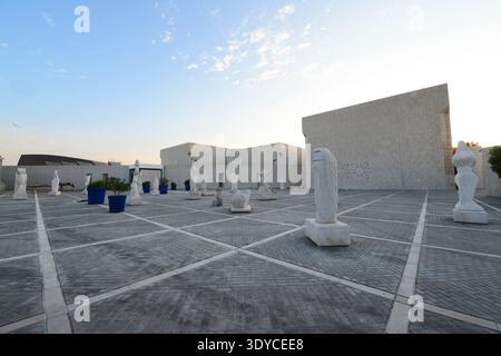 Skulpturen, ausgestellt vor dem Nationalmuseum in Manama, Bahrain. Stockfoto