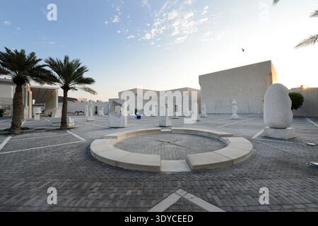 Skulpturen, ausgestellt vor dem Nationalmuseum in Manama, Bahrain. Stockfoto