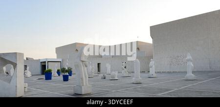 Skulpturen, ausgestellt vor dem Nationalmuseum in Manama, Bahrain. Stockfoto