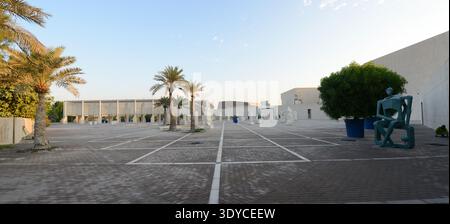 Skulpturen, ausgestellt vor dem Nationalmuseum in Manama, Bahrain. Stockfoto