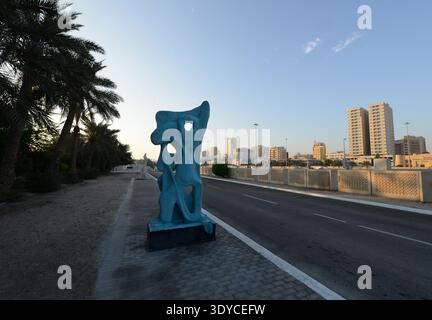 Skulpturen, ausgestellt vor dem Nationalmuseum in Manama, Bahrain. Stockfoto