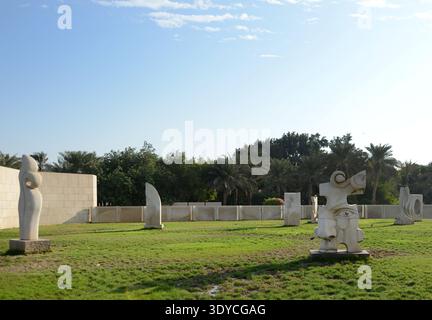 Skulpturen, ausgestellt vor dem Nationalmuseum in Manama, Bahrain. Stockfoto