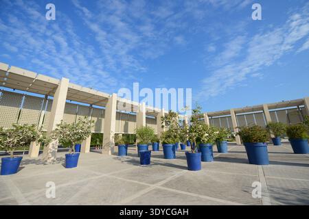 Skulpturen, ausgestellt vor dem Nationalmuseum in Manama, Bahrain. Stockfoto
