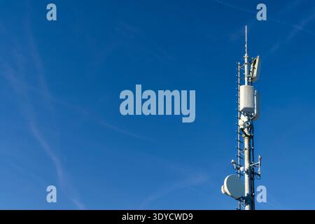 Telekommunikationsturm mit Antennen gegen klaren blauen Himmel. Mobilfunkkommunikation. Stockfoto