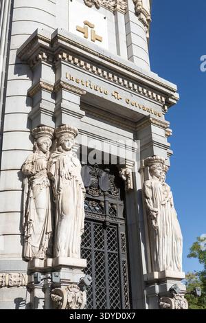 Die kunstvollen Karyatiden am Eingang des Instituto Cervantes-Gebäudes in Madrid, Spanien. Stockfoto
