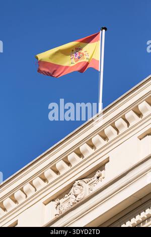 Spanien, Madrid, die spanische Flagge über dem Cason del Buen Retiro, museo del Prado. Stockfoto