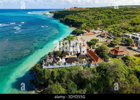 Blick auf die tropische Küstenlandschaft mit kulturellem Schrein mit Blick auf das Meer Stockfoto
