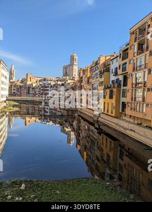 Girona, Katalonien, Spanien – farbenfrohe Häuser spiegeln sich im Fluss Onyar in der historischen Altstadt von Girona wider. Stockfoto