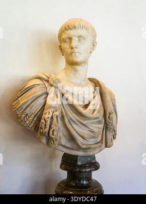 Porträt der sogenannten Caligula vor 4 n. Chr. Luni Marmor (Kopf), grauer Marmor (Büste) das Thema wurde lange mit dem Kaiser Caligula (37-41 n. Chr.) identifiziert, aber basierend auf nachfolgenden Studien, wurden die Gesichtszüge als die von Agrippa Postumus identifiziert, Sohn von Marcus Vipsanius Agrippa und Julia, genannt 'Postumus', weil er nach dem Tod seines Vaters geboren wurde. Dieses Porträt könnte kurz vor 4 n. Chr. gemalt worden sein, dem Jahr, in dem Augustus (27 v. Chr.–14 n. Chr.) den jungen Agrippa als seinen Erben annahm. Stockfoto
