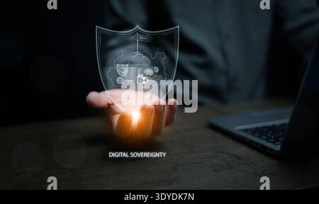 Digitales Souveränitätskonzept. Ein Mann hält einen Sicherheitsschild mit einer Länderkarte und Symbolen für KI-Infrastruktur und -Ökosystem, Server, Cloud und Semicon Stockfoto