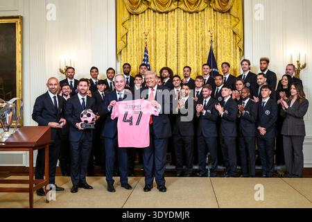 Washington, Vereinigte Staaten von Amerika. März 2026. US-Präsident Donald Trump posierte mit Mitgliedern von Inter Miami CF während einer Veranstaltung zu Ehren der Major League Soccer 2025-Meisterschaft im East Room of the White House am 5. März 2026 in Washington, D.C. mit Trump von links: Cheftrainer Javier Mascherano, Fußball-Superstar Lionel Messi und Teambesitzer Jorge Mas. Quelle: Molly Riley/White House Photo/Alamy Live News Stockfoto