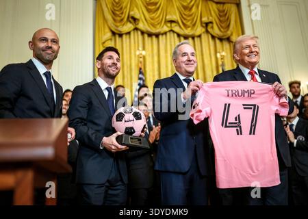 Washington, Vereinigte Staaten von Amerika. März 2026. US-Präsident Donald Trump posierte mit Mitgliedern von Inter Miami CF während einer Veranstaltung zu Ehren der Major League Soccer 2025-Meisterschaft im East Room of the White House am 5. März 2026 in Washington, D.C. mit Trump von links: Cheftrainer Javier Mascherano, Fußball-Superstar Lionel Messi und Teambesitzer Jorge Mas. Quelle: Daniel Torok/White House Photo/Alamy Live News Stockfoto