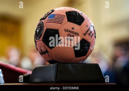 Washington, Vereinigte Staaten von Amerika. März 2026. Eine mit Strasssteinen besetzte Fußballtrophäe, die US-Präsident Donald Trump von Inter Miami CF, Teambesitzer Jorge Mas während einer Veranstaltung zu Ehren der Major League Soccer 2025 Meisterschaft im East Room des Weißen Hauses am 5. März 2026 in Washington, D.C. verliehen wurde. Credit: Daniel Torok/White House Photo/Alamy Live News Stockfoto