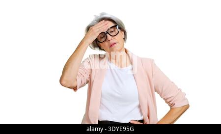 Ältere Frau mit Kopfschmerzen, Stress und Müdigkeit auf weißem Hintergrund Stockfoto