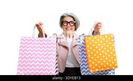 Reife Frau, die gerne einkaufen, bunte Taschen hält, Konsumismus Stockfoto