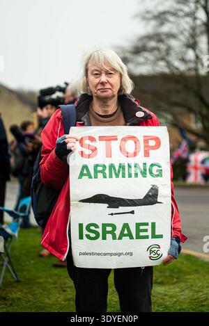 RAF Fairford, Gloucestershire, 7. März 2026. Eine Dame hält ein Plakat hoch, während sie an einem Antikriegsprotest bei der RAF Fairford teilnimmt Stockfoto